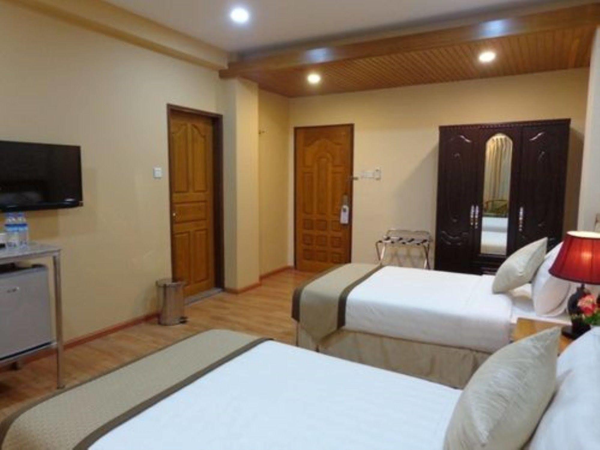 Royal Khattar Hotel Rangum Exterior foto