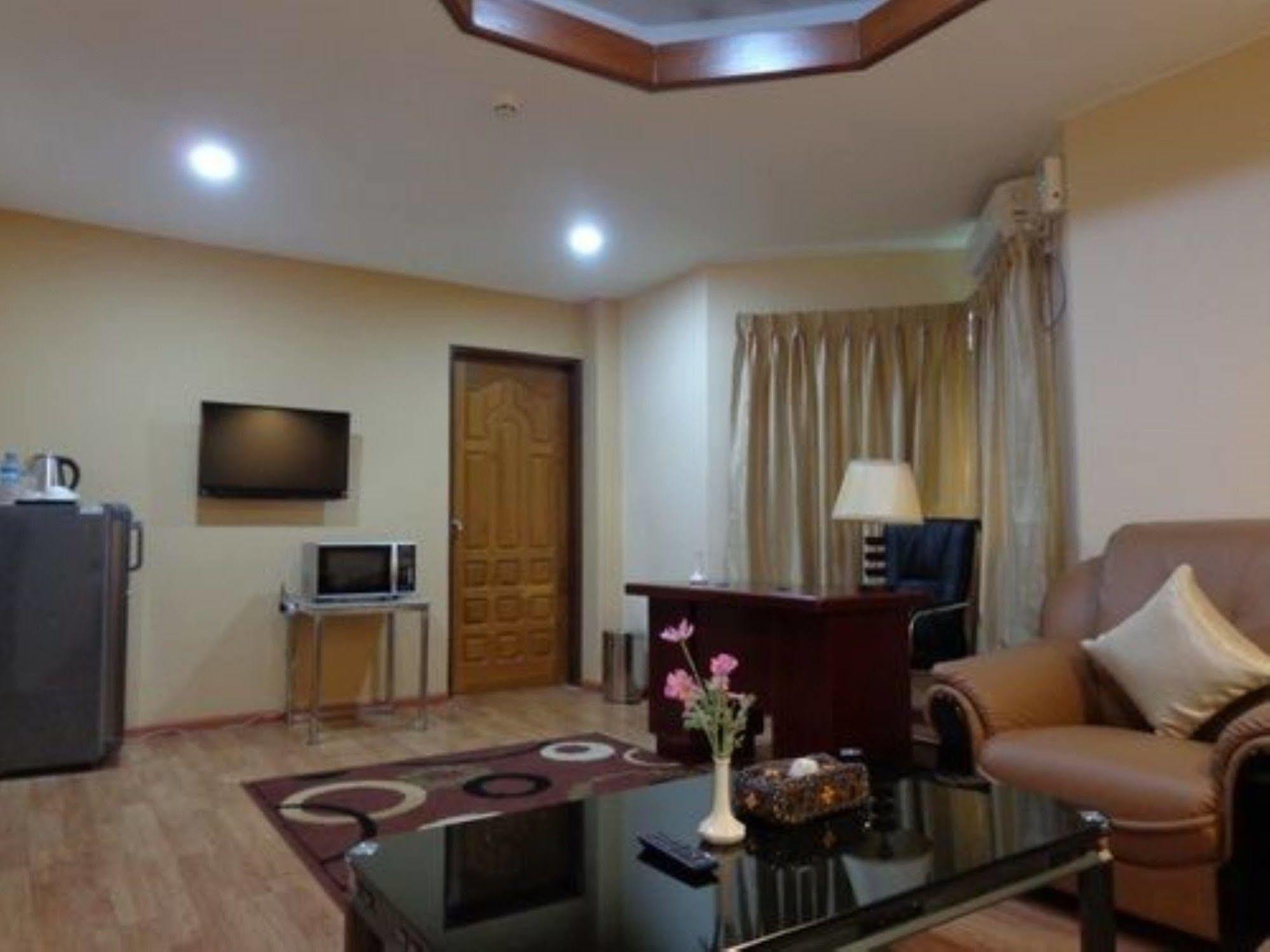 Royal Khattar Hotel Rangum Exterior foto